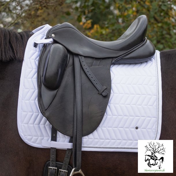 Stvne underlag fra QHP med 2 pipe og sm lkker ved sadlen 