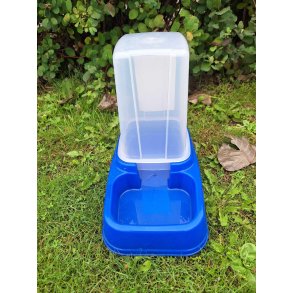 Foderautomat eller drikke automat til lille hund eller kat 