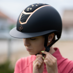Ridehjelm fra FairPlay "Quantinum Chic W-V" sort med bred skygge