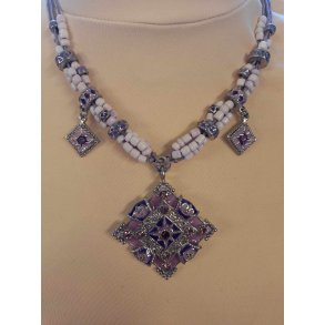 Halskde med perler fra Glamour Lilla
