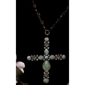 Halskde med kors vedhng i jade grn fra Dansk Smykkekunst 