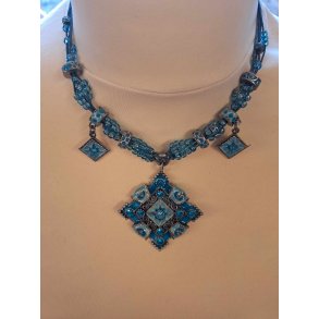 Halskde med perler fra Glamour Turkis