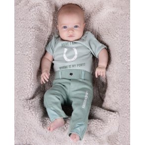 Bodysuit til babyer fra QHP - fes i 3 farver og tryk i str. 68.