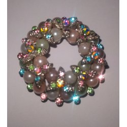 Broche med perler og sten