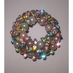 Broche med perler og sten