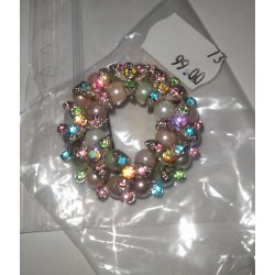 Broche med perler og sten