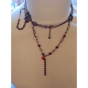 Halskde med sommerfugl og perler fra Dansk Smykkekunst Lilla