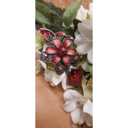 Hrspnde metal som rd blomst med stor krystal i midten af blomsten 