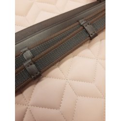 Tjle med indvvet gummi og stoppere fra By Weber brun eller sort.