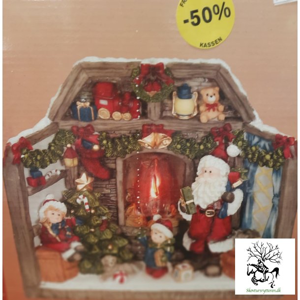 julemand stende  ved kaminen og 2 brn og juletr - 28 cm