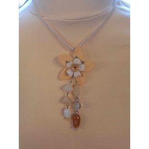 Halskde med blomst fra Dansk Smykkekunst Beige