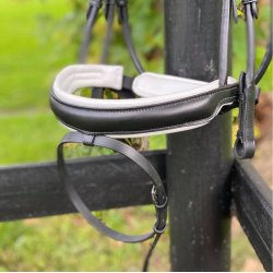 Trense med tilbagetrk fra ByWeber  "Andrea" Sort/hvid med krystaller