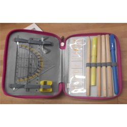 Penalhus dobbelt  med navneskilt foran p penalhuset i lilla eller Pink