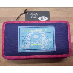 Penalhus dobbelt  med navneskilt foran p penalhuset i lilla eller Pink