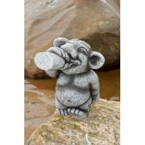 Trold der har en rumflaske i hnden