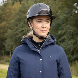 Ridehjelm med justerbar knap "Miami polo " fra QHP i sort eller bl med bred skygge